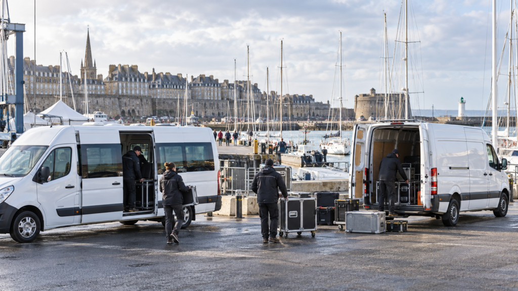 Minibus et utilitaire mobilisés pour une équipe professionnelle près du port de Saint-Malo
