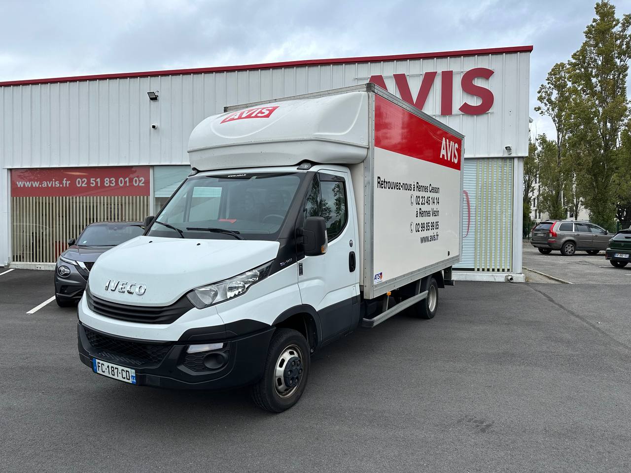 Utilitaire AVIS devant l’agence de Saint-Herblain