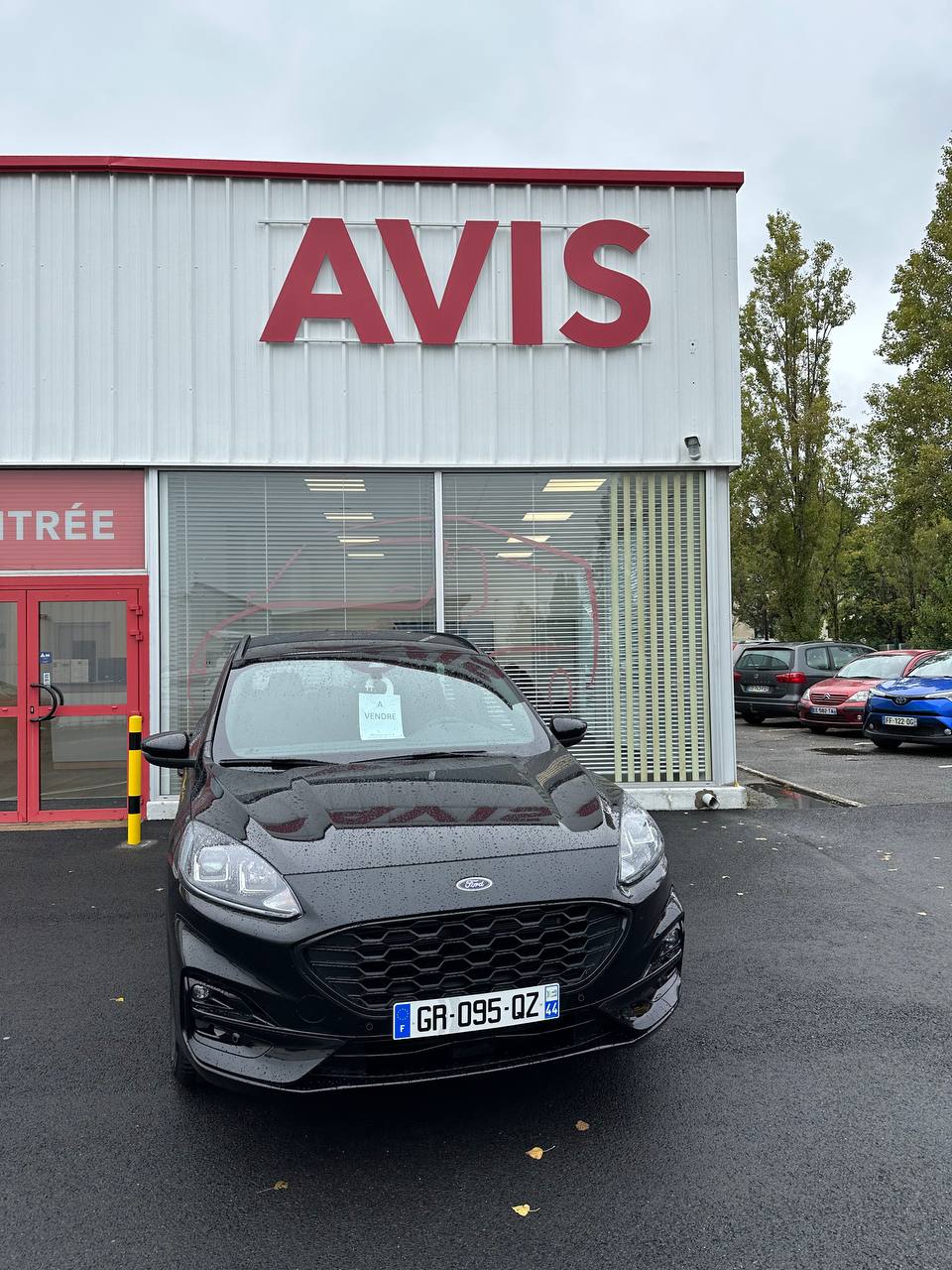 Véhicule stationné devant la façade AVIS Saint-Herblain