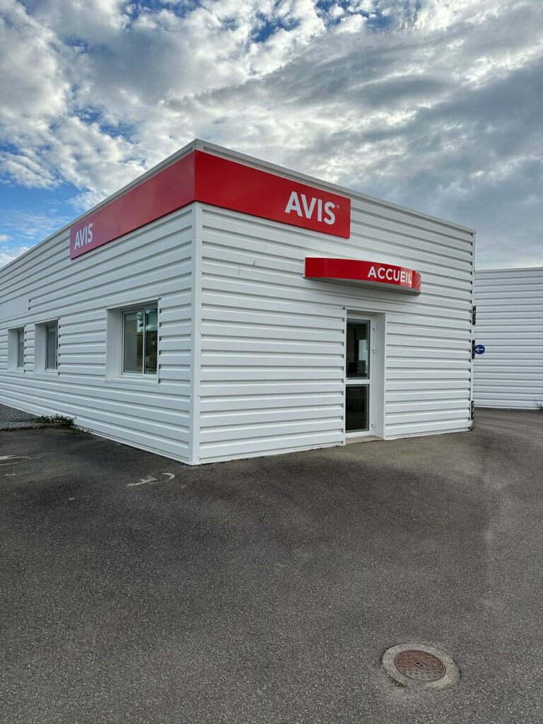Façade et accueil de l’agence AVIS de La Roche-sur-Yon, rue Monge