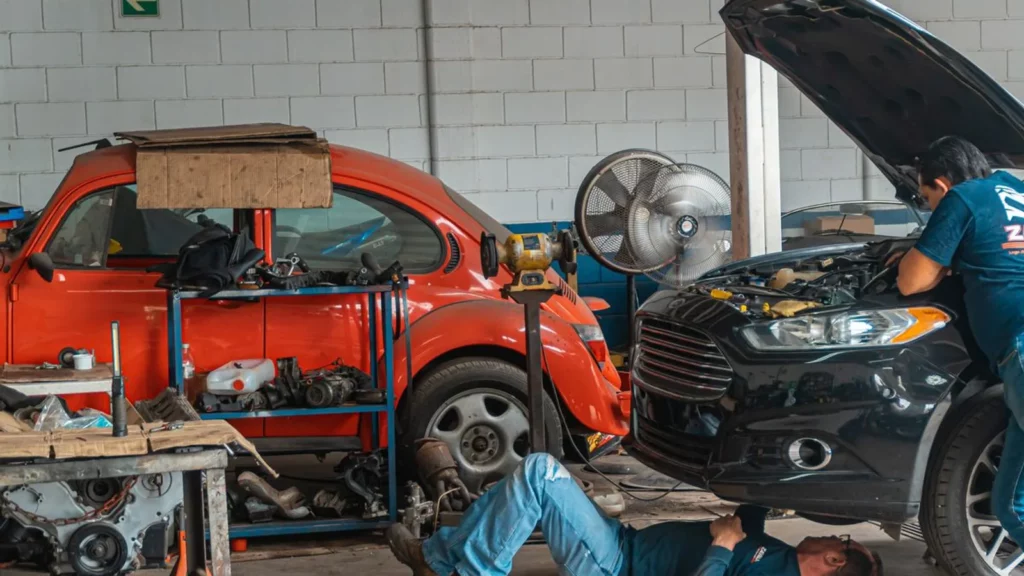 Atelier automobile — mécaniciens et véhicule en entretien (Pexels)